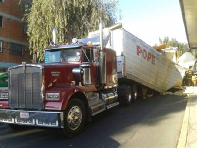 Genera caos accidente de tráiler en Churubusco