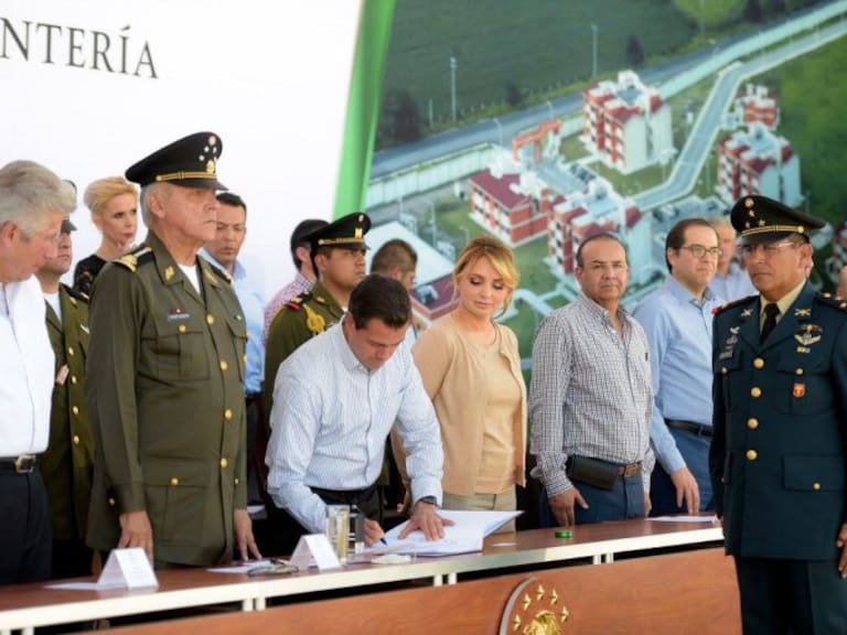 Peña Nieto inaugura instalaciones de infantería en Tecalitlán
