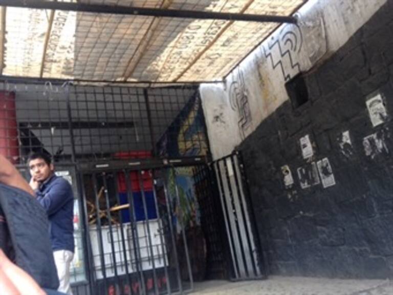 Continúa tomado auditorio 'Justo Sierra' de la UNAM por jóvenes encapuchados