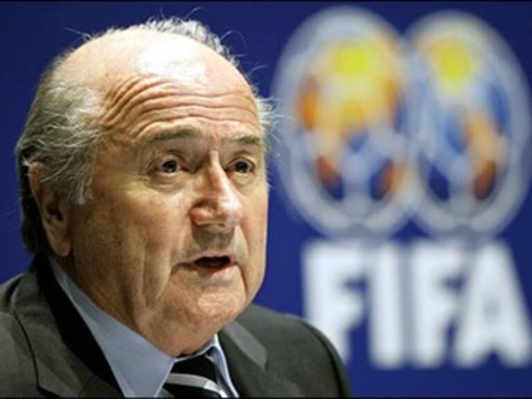 Lamenta Blatter actos de racismo en duelo Serbia-Inglaterra Sub-21