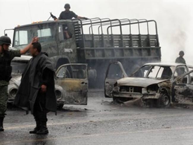 Intentan bloquear a militares en Michoacán