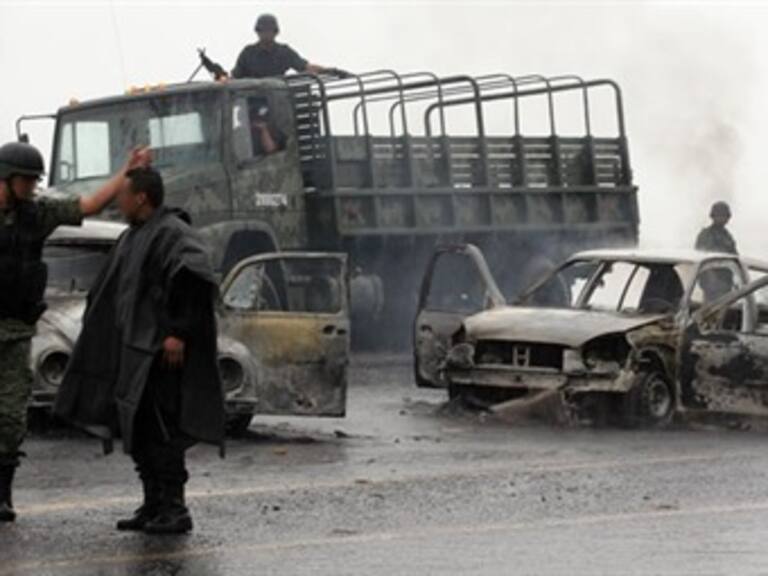 Intentan bloquear a militares en Michoacán