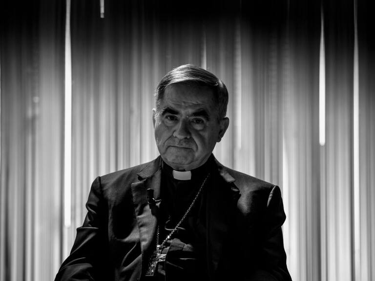 Angelo Becciu, el cardenal destituido por el Papa Francisco que quiere participar en el Cónclave