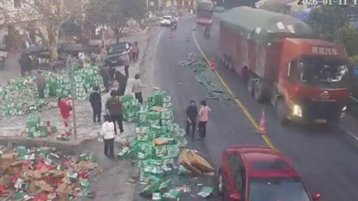 Camión vuelca en China y derrama bebidas; aldeanos se organizan para controlar la situación | VIDEO