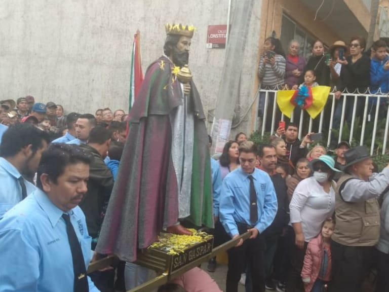 Fieles visitan a los Reyes Magos de Cajititlán