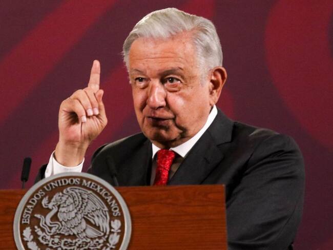 Arremete AMLO contra Maru Campos y ministro Luis María Aguilar, por libros