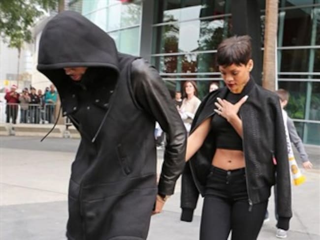 Acude Chris Brown a corte de EUA con una amorosa Rihanna a su lado