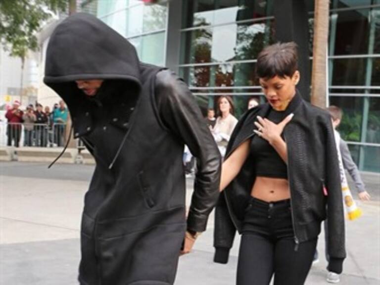 Acude Chris Brown a corte de EUA con una amorosa Rihanna a su lado