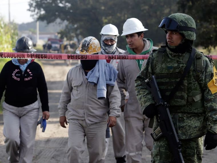 Fuga de gas por toma clandestina se incendia en Cuautlancingo, Puebla; personal de Pemex resulta lesionado