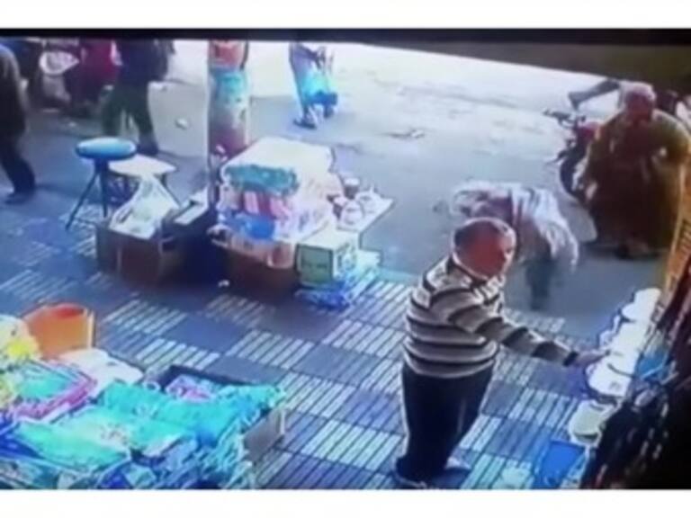 Le pellizca una nalga y ella lo noquea