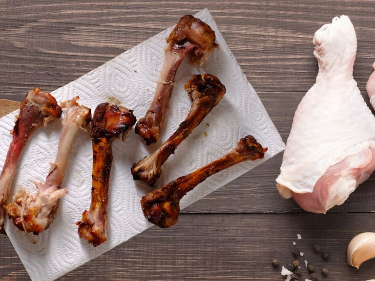 El truco funciona porque la estructura del pollo permite separar tendones y cartílagos con un movimiento. Getty Images/Canva