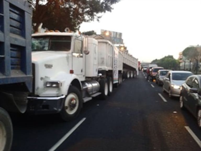 Causan caos vial transportistas en Tlalpan