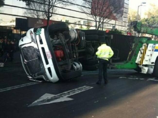 Vuelca tráiler en Cuauhtémoc y Bucareli