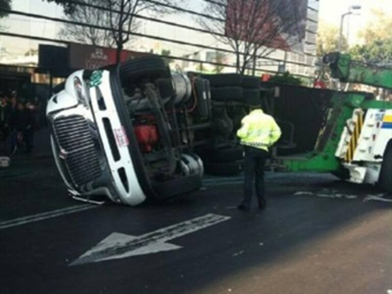 Vuelca tráiler en Cuauhtémoc y Bucareli