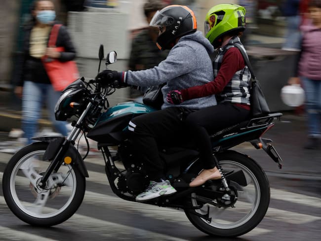 ¿De cuánto es la multa por viajar en moto con más de 2 personas en CDMX?