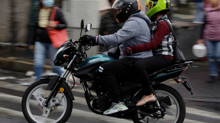 ¿De cuánto es la multa por viajar en moto con más de 2 personas en CDMX?