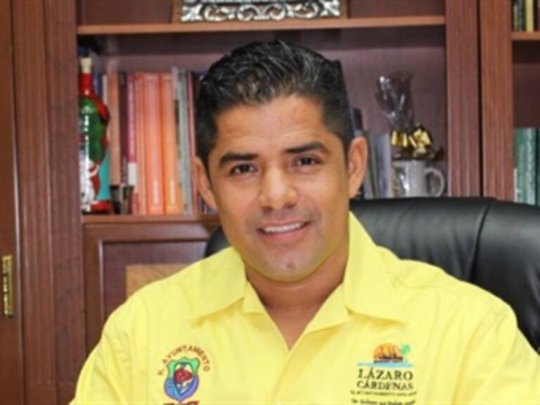 Detienen a alcalde de Lázaro Cárdenas