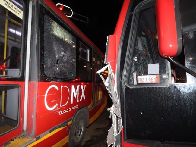 Así fue el choque entre 2 unidades del Metrobús en Reforma |VIDEO