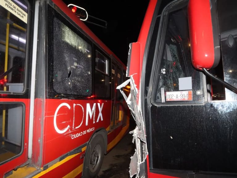 Así fue el choque entre 2 unidades del Metrobús en Reforma |VIDEO