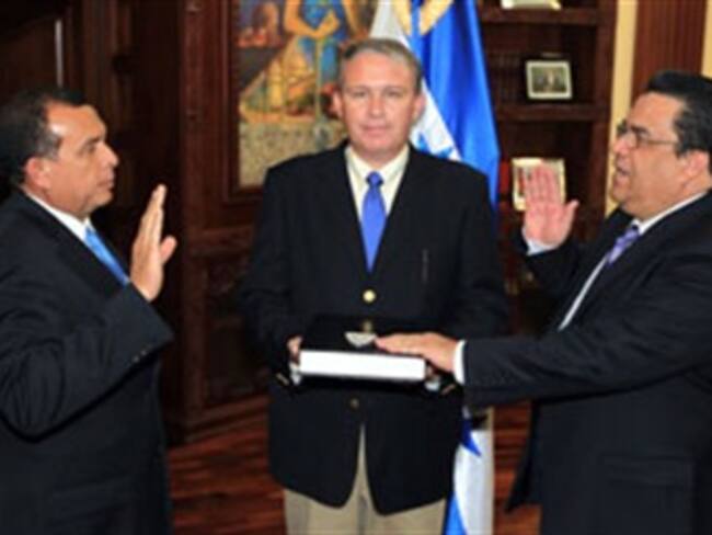 Firman EUA y Honduras convenio para interceptar vehículos de narcos