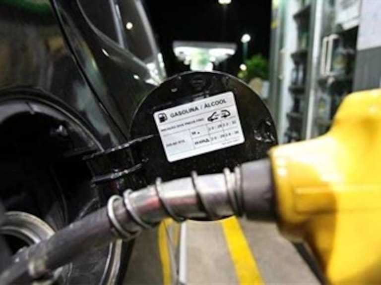 Sube 2.6% precio de gasolina en Colombia