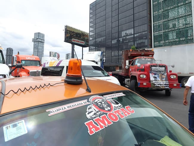 AMOTAC denuncia corrupción en la SICT; firman minuta con García Harfuch por seguridad en carreteras