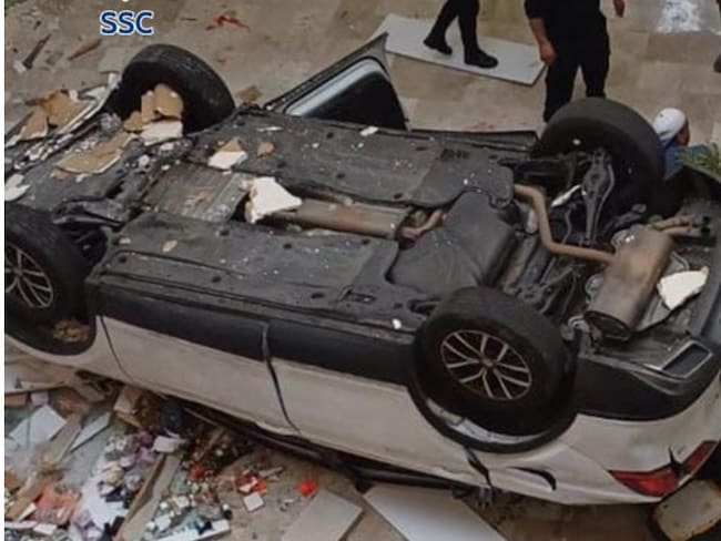 Cae vehículo al interior de Centro Comercial en Cuajimalpa, CDMX