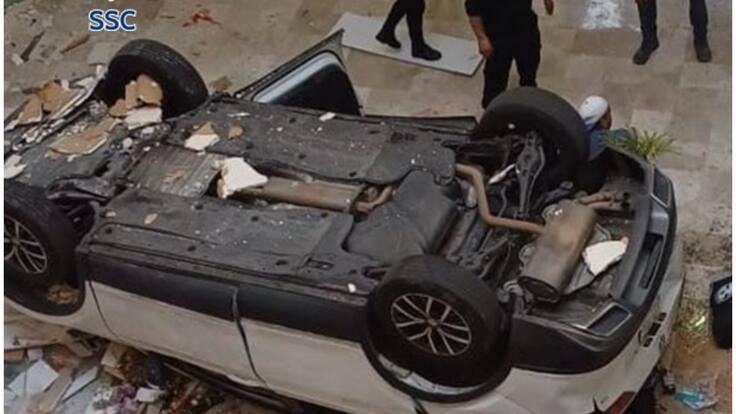 Cae vehículo al interior de Centro Comercial en Cuajimalpa, CDMX