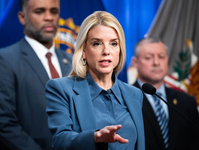 Pam Bondi confirma traslado de 37 capos; EU advierte más entregas