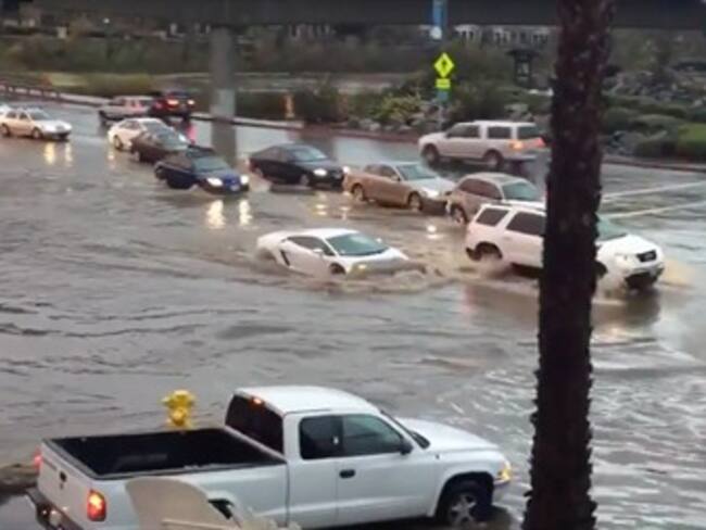 Al conductor de este Lamborghini se le ocurrió que sería una buena idea cruzar una inundación