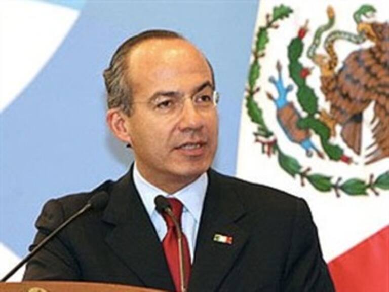 Anuncia Calderón yacimiento de petróleo ligero