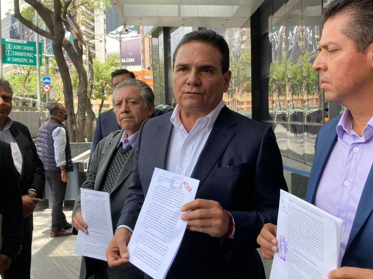 Silvano Aureoles muestra la denuncia que hizo llegar a la FGR