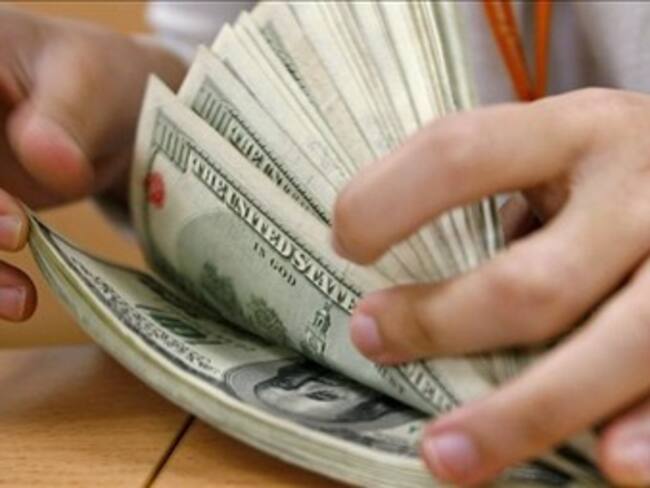 Continúa dólar por arriba de los 14 pesos