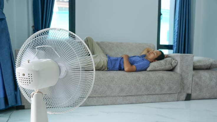 ¿Dormir con el ventilador encendido es malo? Los riesgos que debes conocer antes de apagar la luz