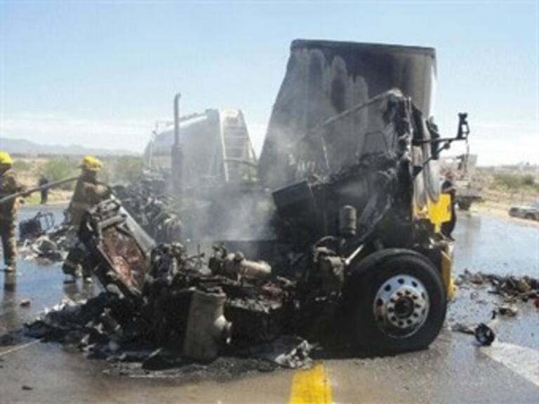 Choque de traileres deja una persona calcinada en Circuito Mexiquense