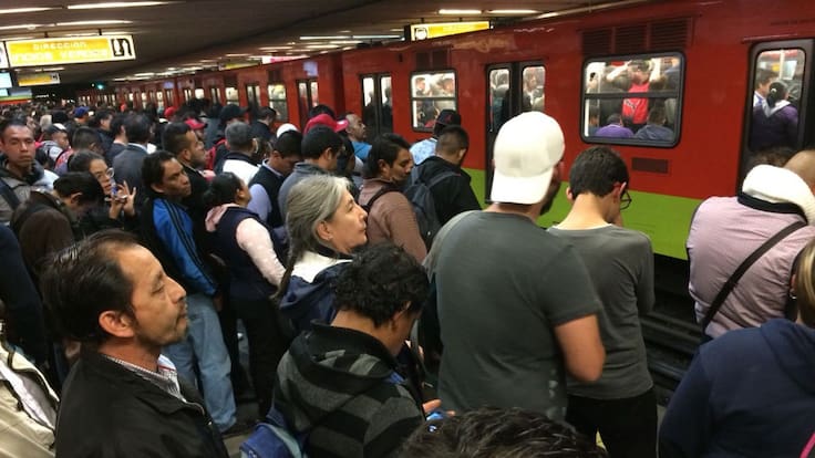 Trabajadores del Metro suspenden horas extra y provocan retrasos en CDMX