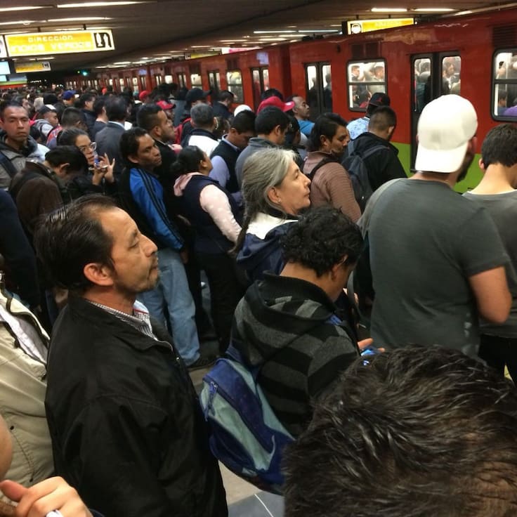 Trabajadores del Metro suspenden horas extra y provocan retrasos en CDMX