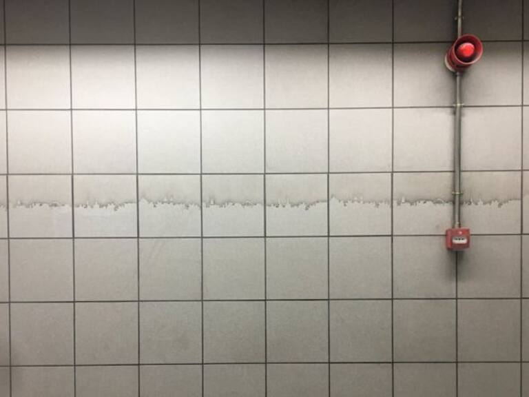 “Sucia” ilusión óptica sorprende a usuarios del metro