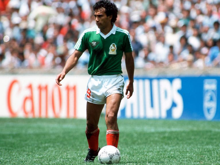 Hugo Sánchez cumple 50 años de debutar