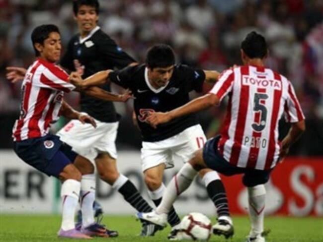 Chivas hace historia al vencer 2-0 a la U. de Chile en Libertadores