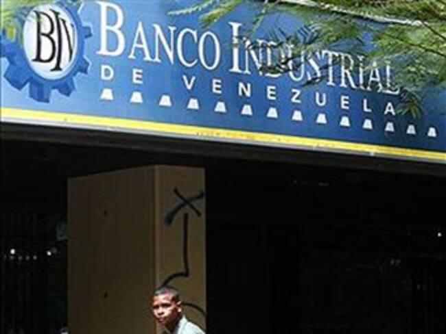 Gobierno venezolano cierra cuatro bancos