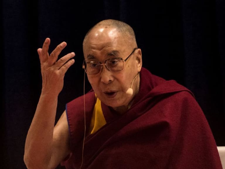 Ofrece disculpas Dalai Lama por VIDEO controversial