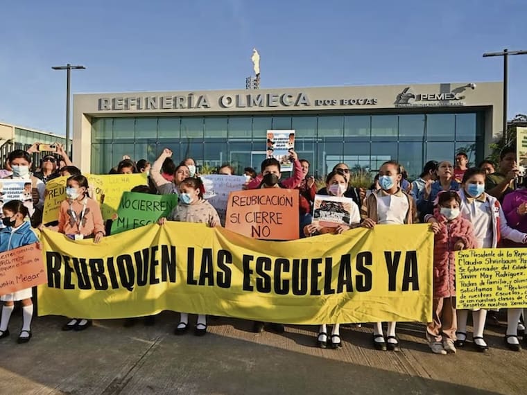 Una barda de 4.5 metros separa a la refinería Dos Bocas de un preescolar y una primaria