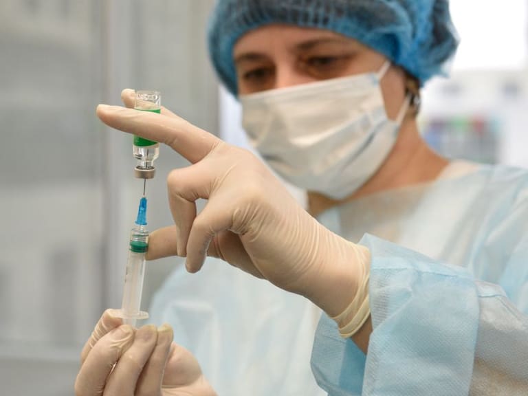 Oxford detiene pruebas de vacuna de AstraZeneca en menores