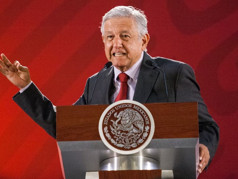 Andrés Manuel López Obrador se dirige a la población mexicana y a la prensa para informarles de las acciones relevantes del día anterior en el Salón de la Tesorería en Palacio Nacional