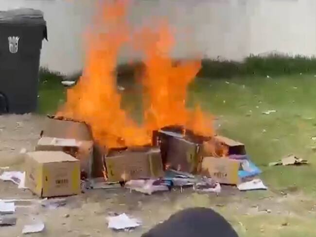 Queman libros de la SEP en Chiapas; Piden los anteriores, "no porquerías"