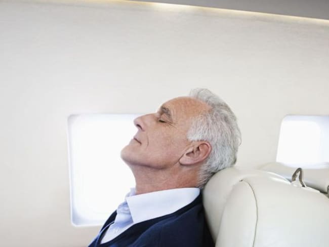 Hombre se duerme en el avión y despierta en el país equivocado