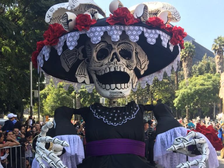 Causa sensación el primer Desfile del Día de Muertos en la CDMX