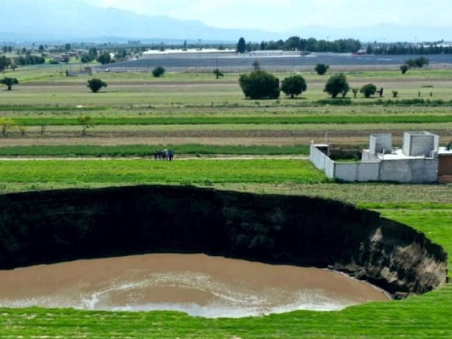 Momento en que se forma socavón de más de 60 metros de diámetro en Puebla