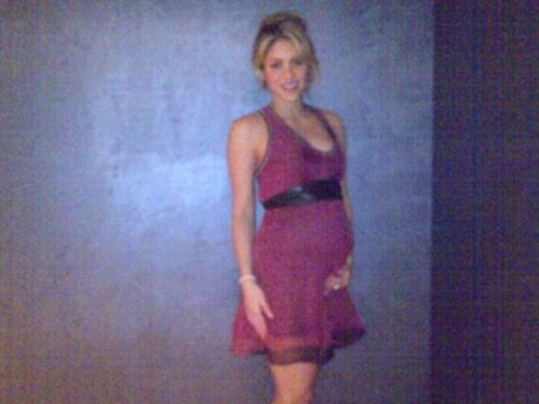 Comparte Shakira fotografía de su embarazo en Twitter